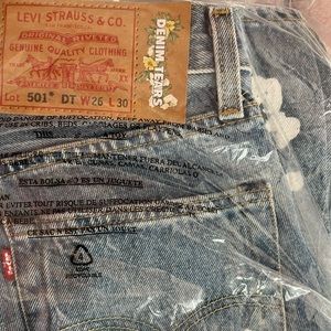 Brand New Denim Tears jeans light wash size 26. Make me an offer.